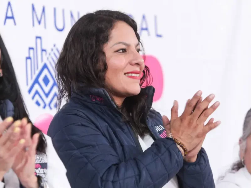 Impulsa Lupita Cuautle el autocuidado con entrega de kits de salud