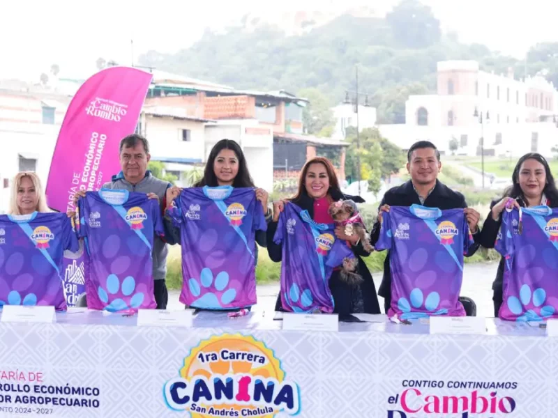 Presentan medalla y playera de la 1ª Carrera Canina en San Andrés Cholula
