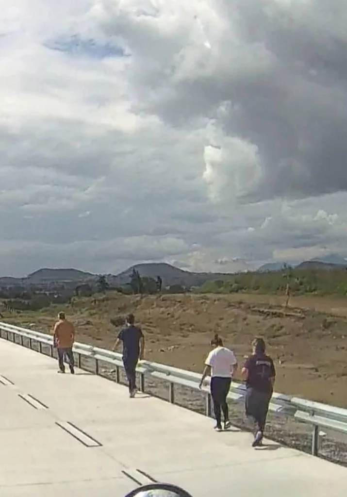 Transportistas y automovilistas fueron víctimas de un asalto masivo en la autopista Cuacnopalan–Cuapiaxtla, en las inmediaciones de los municipios de Soltepec y San Salvador El Seco.