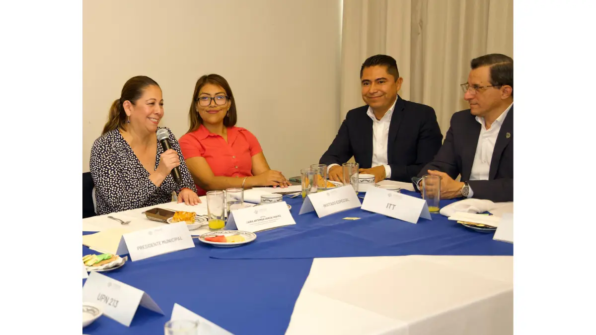 Sostiene Laura Artemisa encuentro con representantes de instituciones de educación superior en Tehuacán