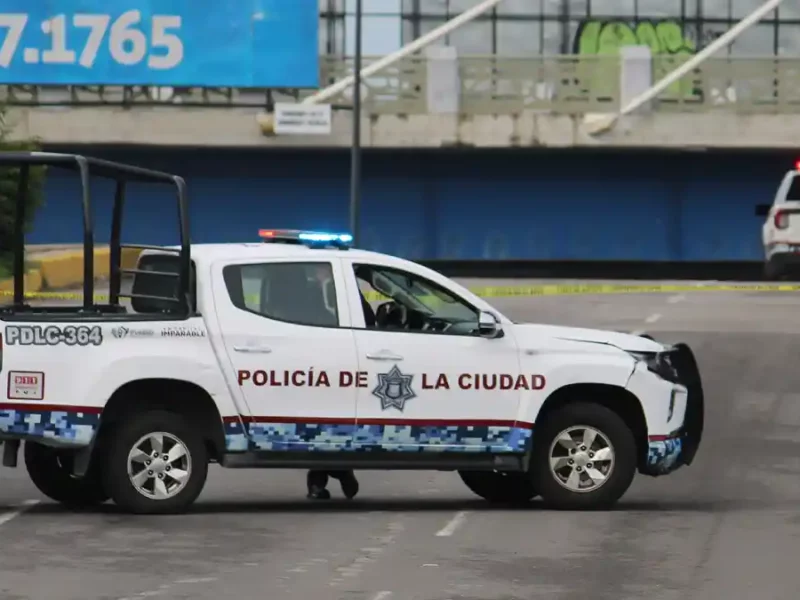 Patrullas estacionadas en el Puente de La María donde un hombre perdió la vida en una volcadura.