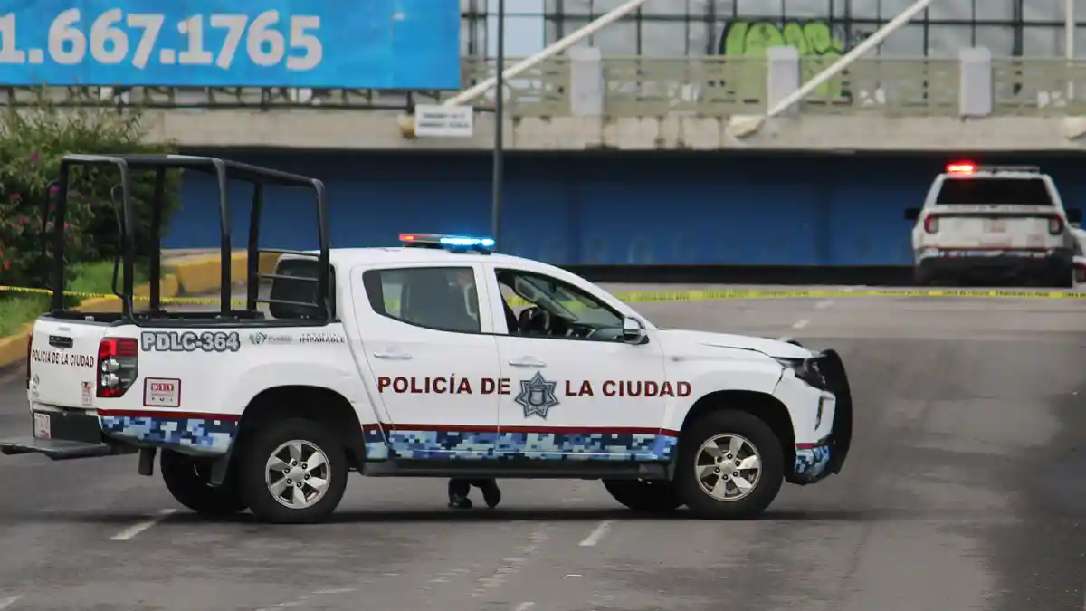 Patrullas estacionadas en el Puente de La María donde un hombre perdió la vida en una volcadura.