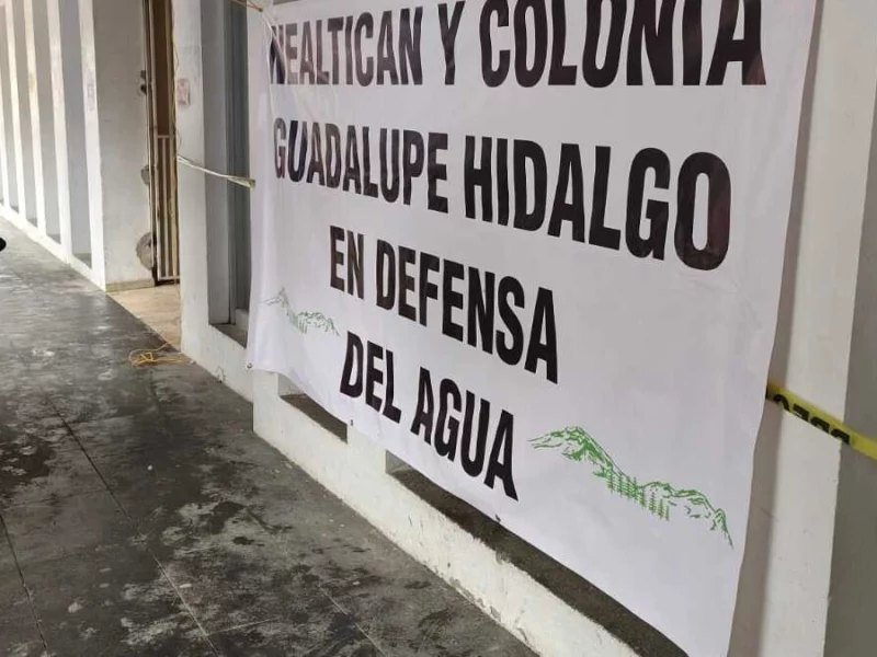 Pobladores de Nealtican toman la presidencia; exigen dejar de abastecer agua a Puebla capital