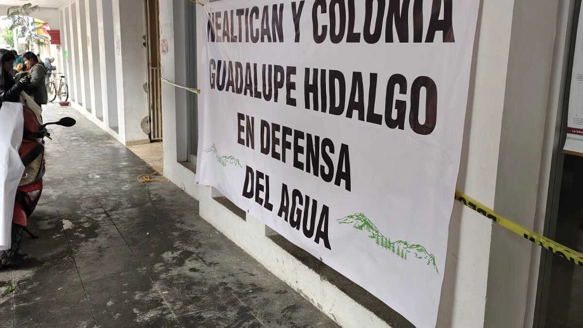 Pobladores de Nealtican toman la presidencia; exigen dejar de abastecer agua a Puebla capital