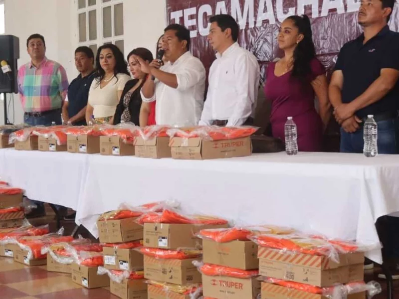 Edil de Tecamachalco entrega uniformes y equipo de trabajo al personal de limpia