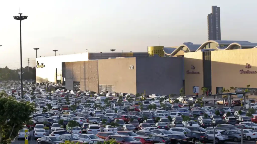 Vista aérea del estacionamientro de Angelópolis durante el Buen Fin 2024.