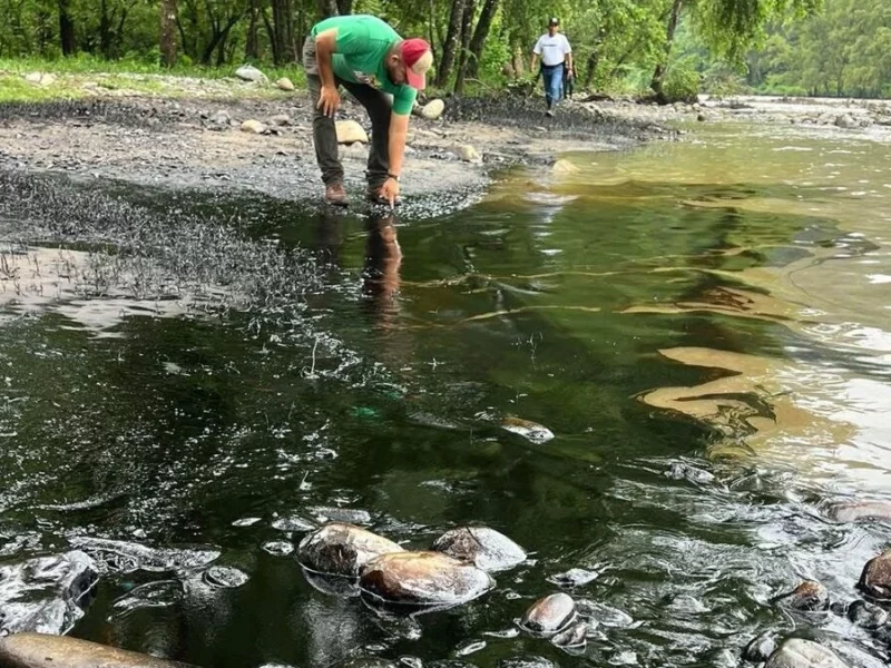 VIDEO: Se rompe ducto de Pemex y ocasiona derrame en río de Xicotepec  