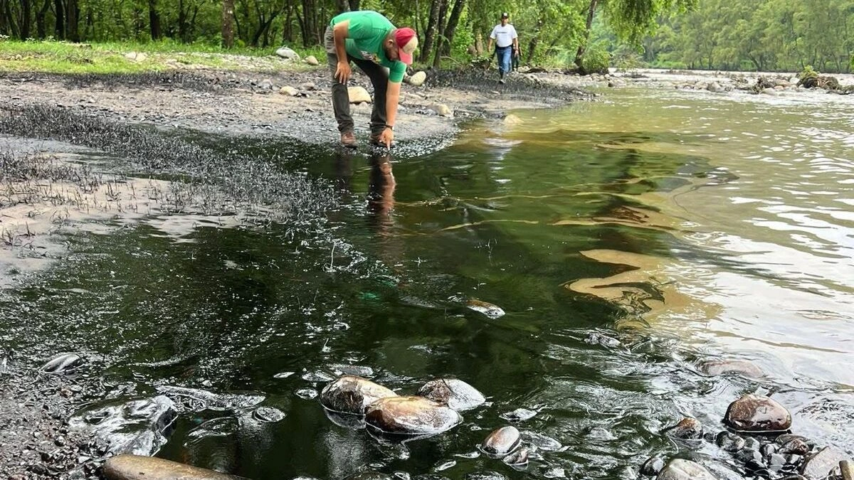 VIDEO: Se rompe ducto de Pemex y ocasiona derrame en río de Xicotepec  