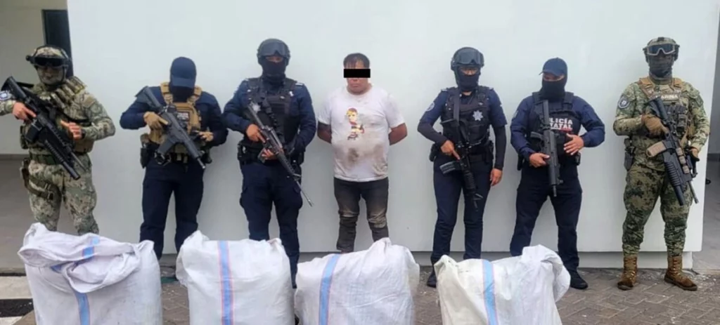 Eduardo N., de 34 años, transportaba 35 kilogramos de droga sobre el Periférico Ecológico.