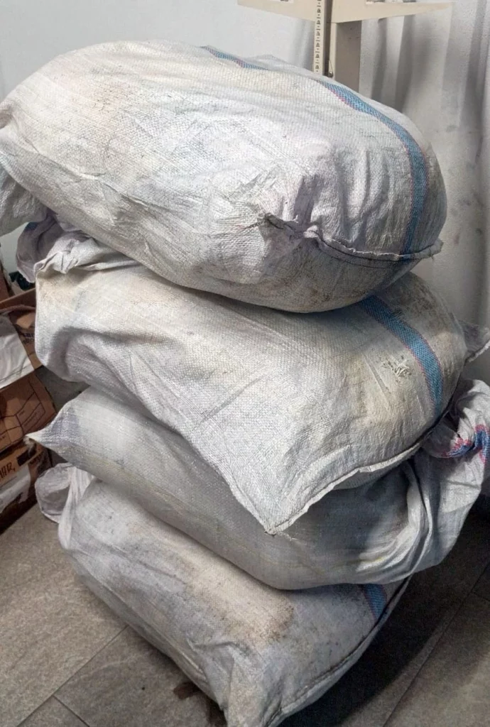 El fuerte olor a mariguana delató al conductor del vehículo que transportaba 35 kilos de droga sobre Periférico Ecológico.