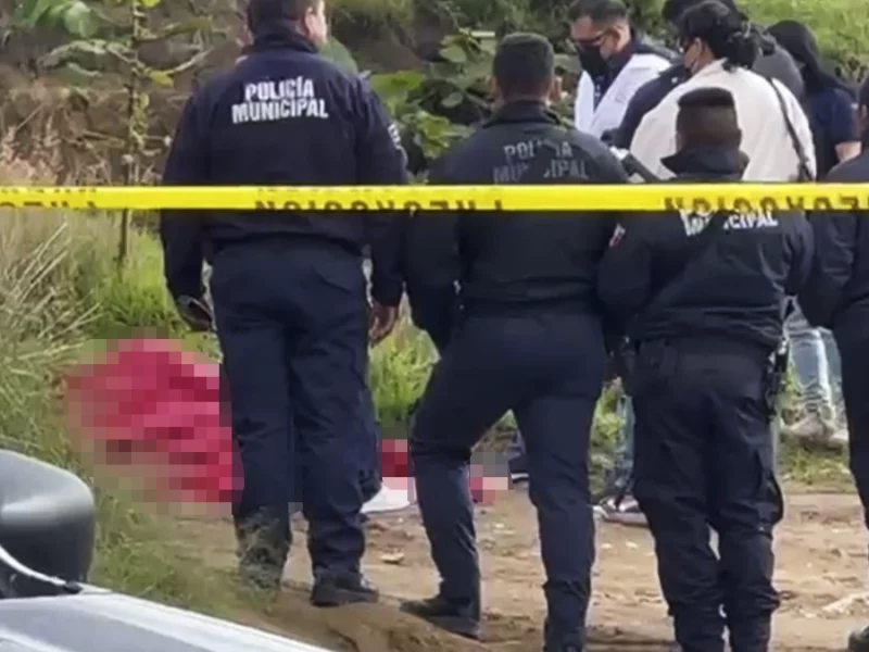 Elementos de la Policía Municipal en el sitio sonde se localizó el cuerpo de joven en los límites de Puebla y Tlaxcala.