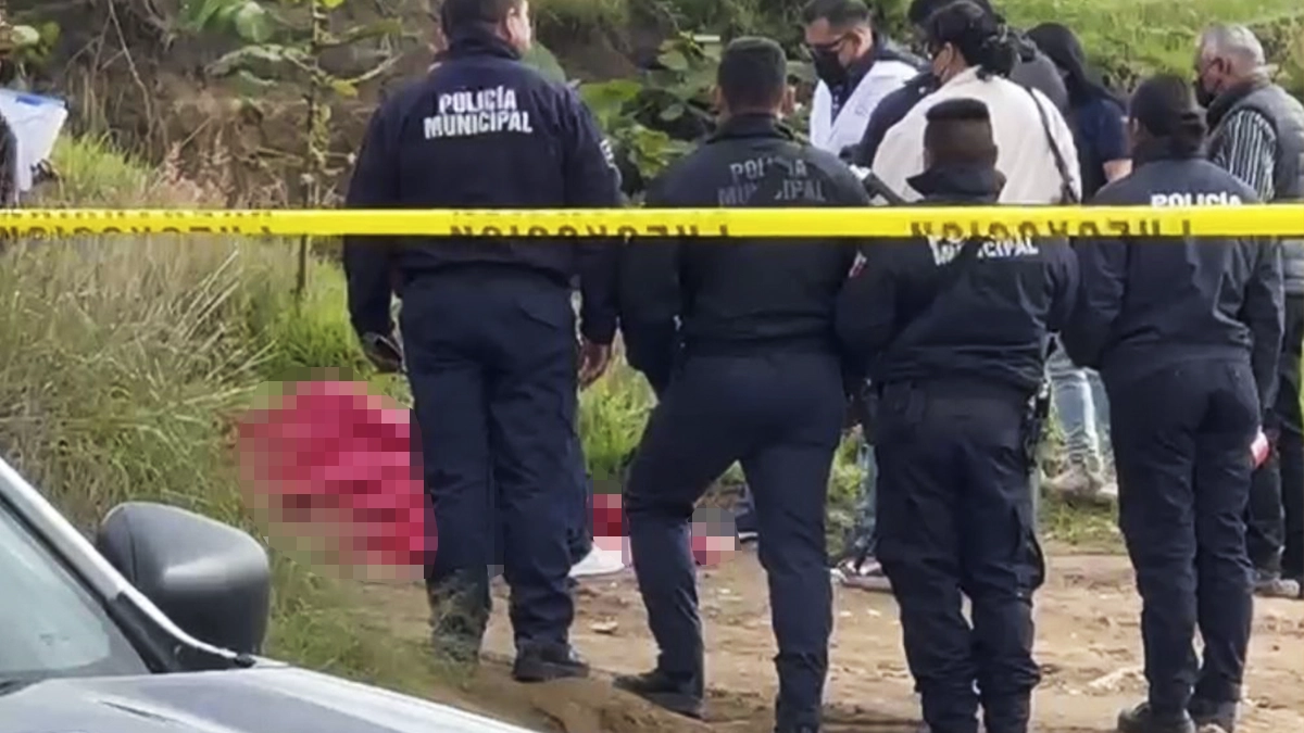 Elementos de la Policía Municipal en el sitio sonde se localizó el cuerpo de joven en los límites de Puebla y Tlaxcala.