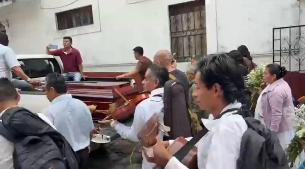 Al grito de justicia, familiares y amigos dieron el último adiós al periodista Salomón Ordóñez Miranda, quien fue asesinado en la comunidad de Pajpatapán del municipio de Cuetzalan, Puebla.