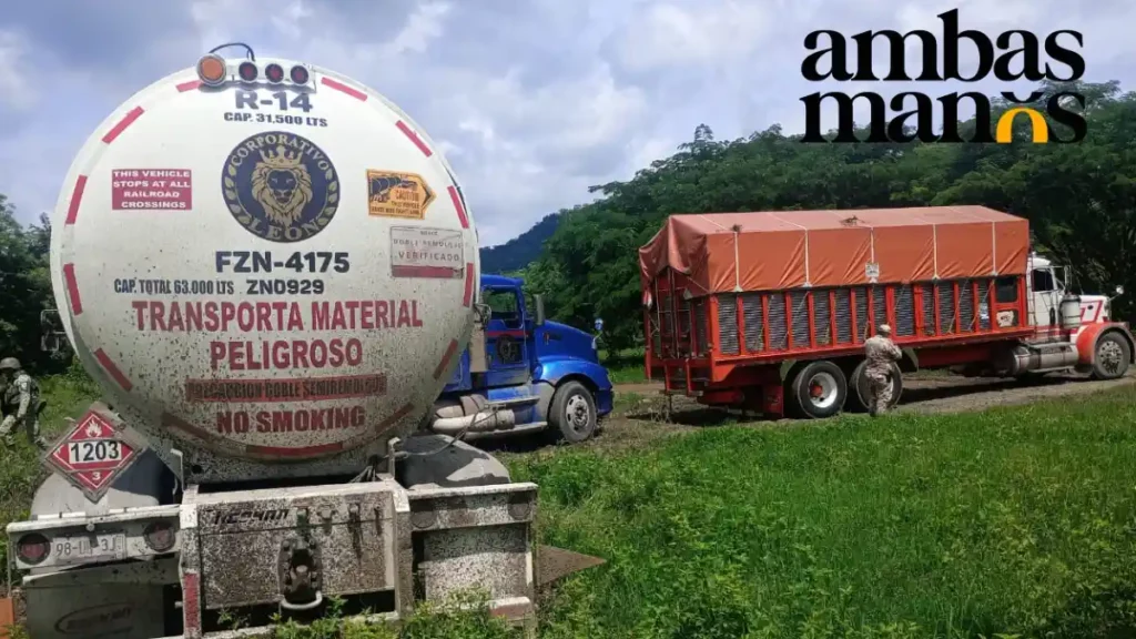 Vehículos cargados con combustible robado en Ajalpan.