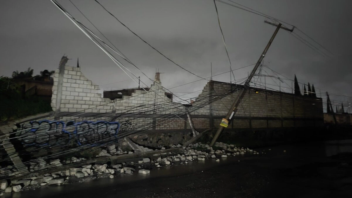 Con bardas caídas, hundimientos y deslizamientos, así amaneció Puebla por las lluvias  