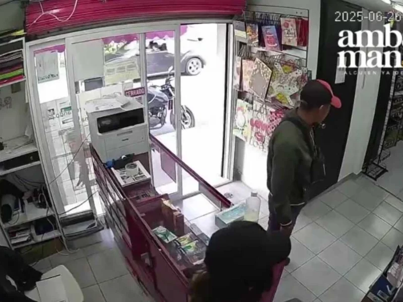 VIDEO: Fingen ser clientes y asaltan una papelería en la colonia Independencia de Puebla