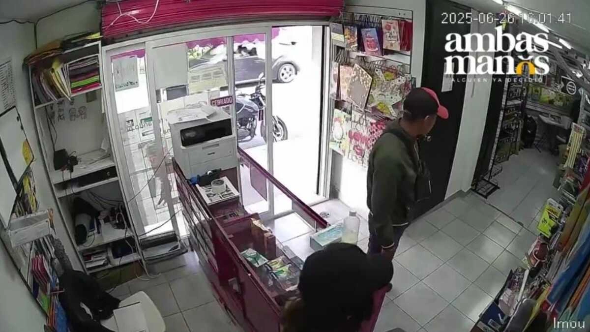 VIDEO: Fingen ser clientes y asaltan una papelería en la colonia Independencia de Puebla