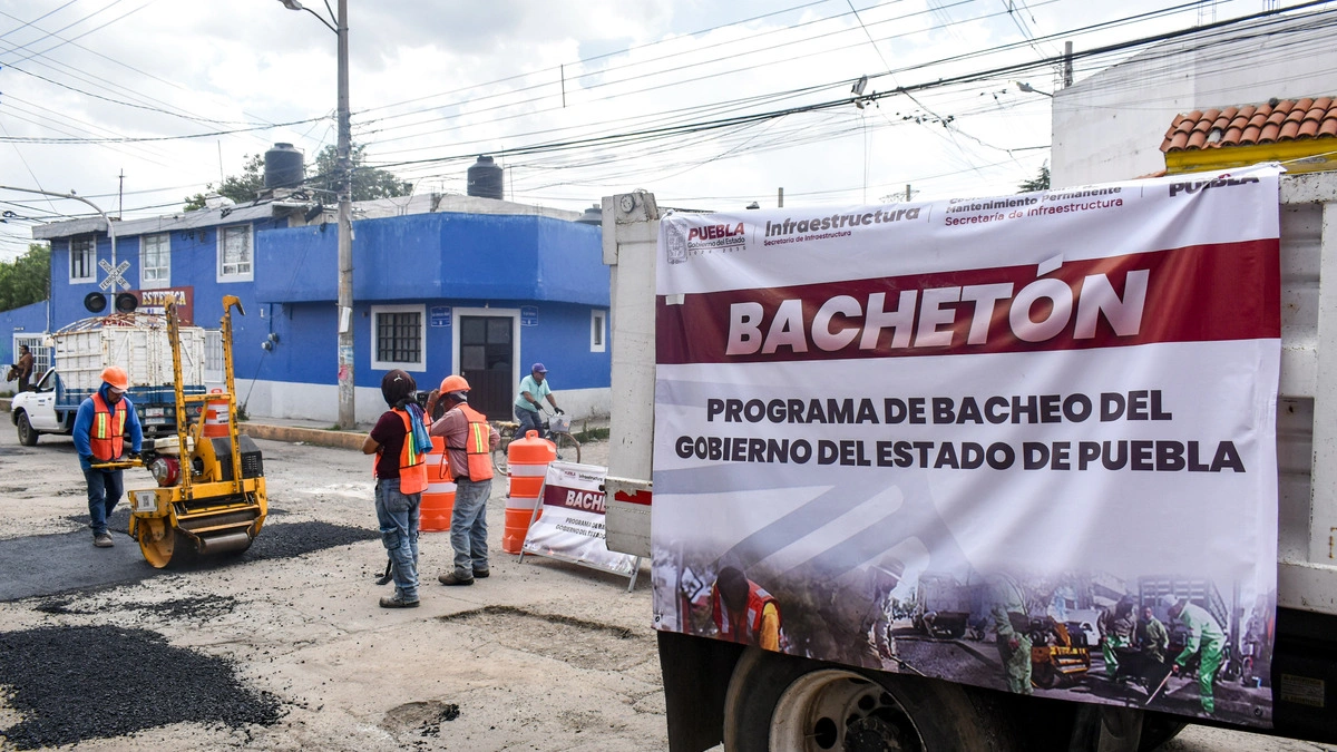 Habilitan línea para reportar baches en Puebla vía WhatsApp