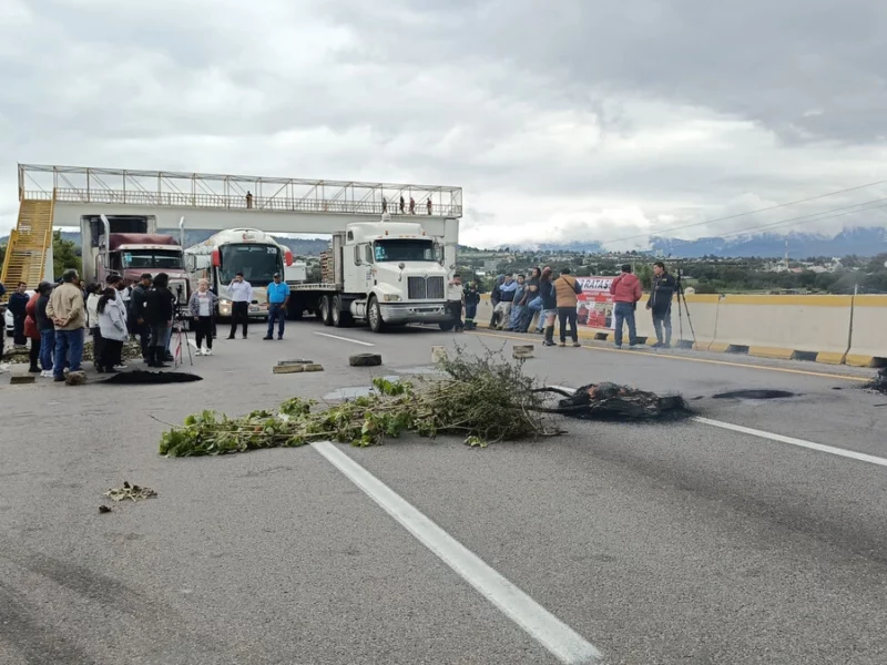 Habitantes de Santa Rita Tlahuapan vuelven a bloquear la autopista México-Puebla  