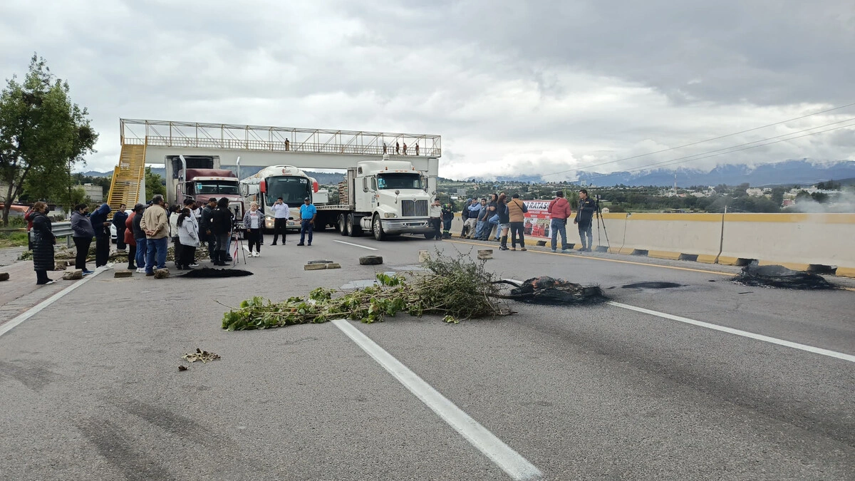 Habitantes de Santa Rita Tlahuapan vuelven a bloquear la autopista México-Puebla  