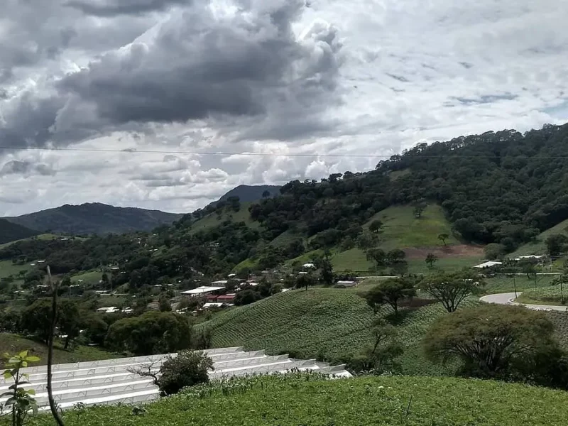 Localizan cadáver con narcomensaje en Xicotlán