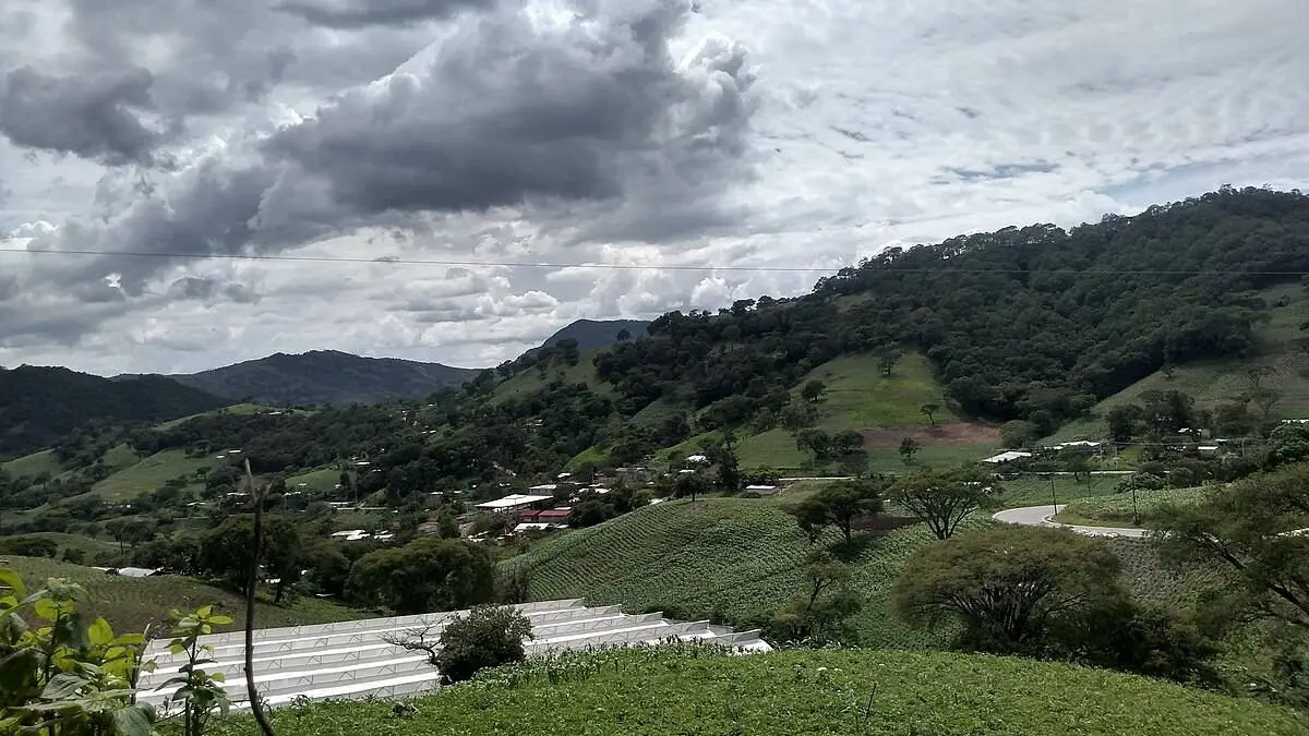 Localizan cadáver con narcomensaje en Xicotlán