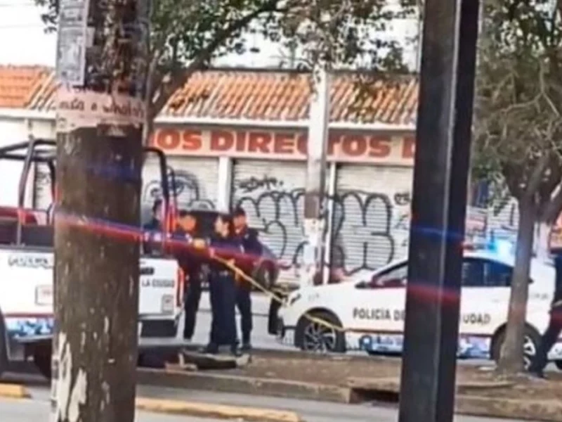 A plena luz del día, avientan el cadáver de un hombre al camellón central del Bulevar Norte