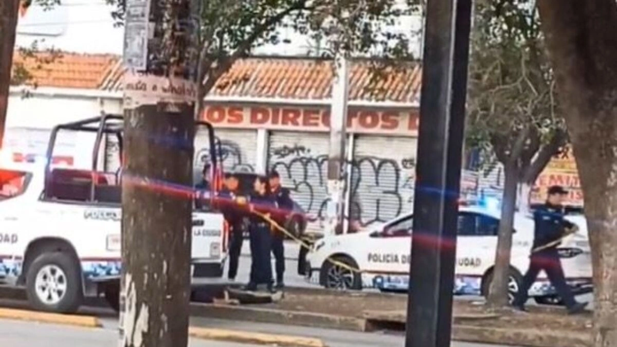 A plena luz del día, avientan el cadáver de un hombre al camellón central del Bulevar Norte