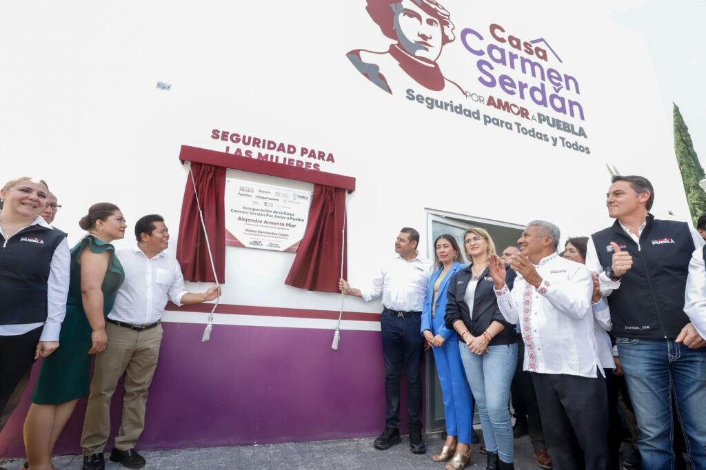 Alejandro Armenta y el edil Mateo Hernández inauguraron una Casa Carmen Serdán en Tecamachalco.