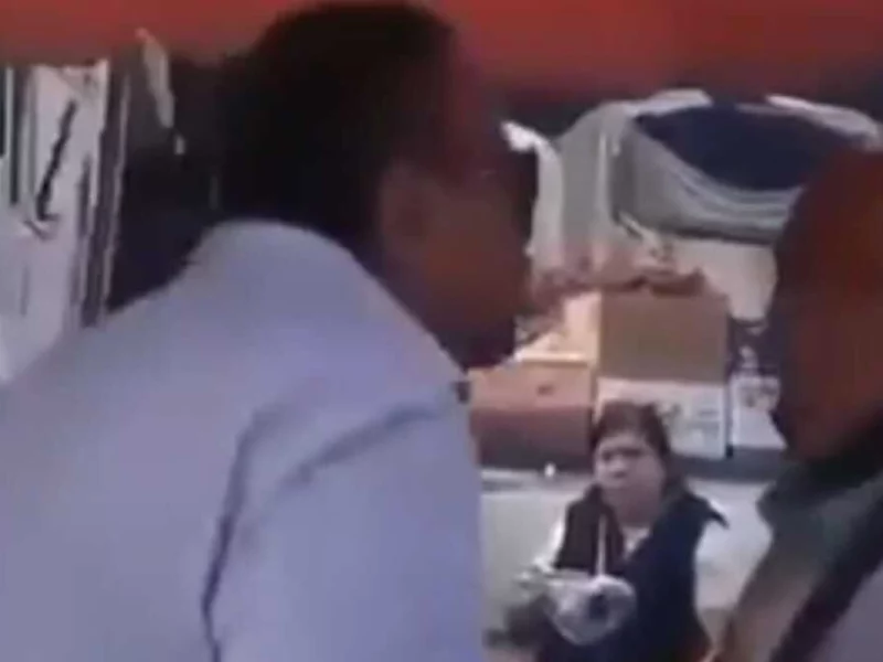 VIDEO: secretario general de la Central de Abasto de Puebla se pelea con un taquero
