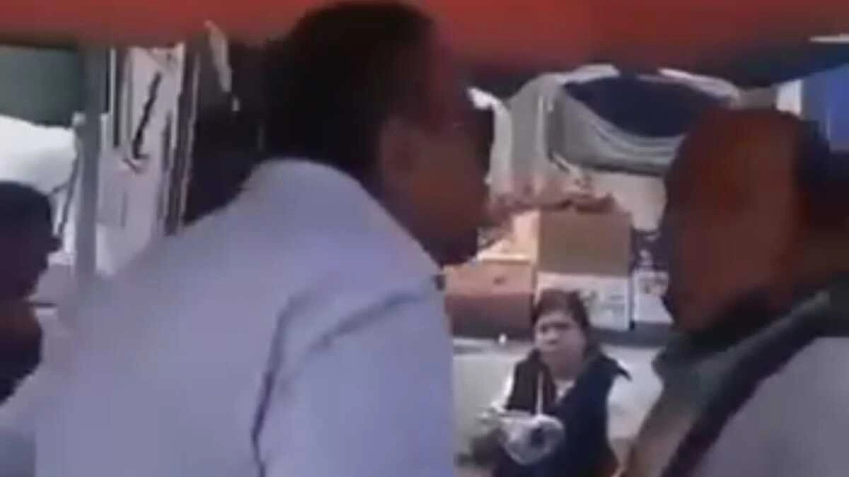 VIDEO: secretario general de la Central de Abasto de Puebla se pelea con un taquero