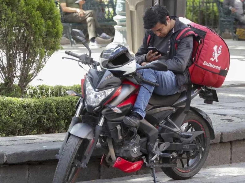 Ley Chaleco: los repartidores sí tendrán que portar chaleco y habrá número de identificación en el casco para todos  