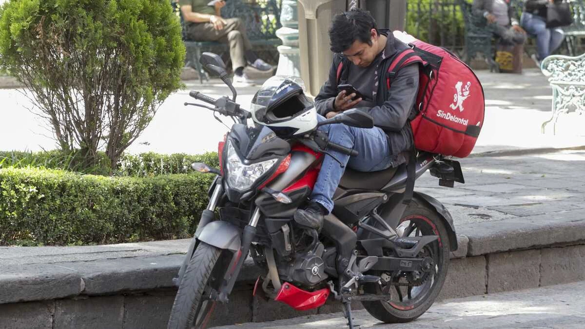 Ley Chaleco: los repartidores sí tendrán que portar chaleco y habrá número de identificación en el casco para todos  