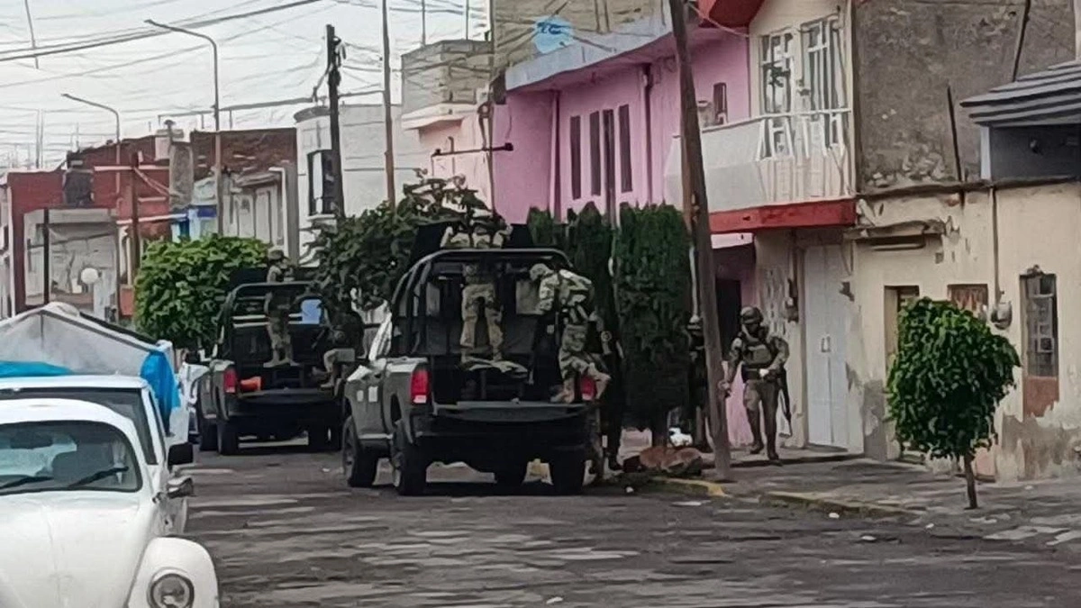 Dejan cuerpo con narcomensaje atrás del mercado Hidalgo  