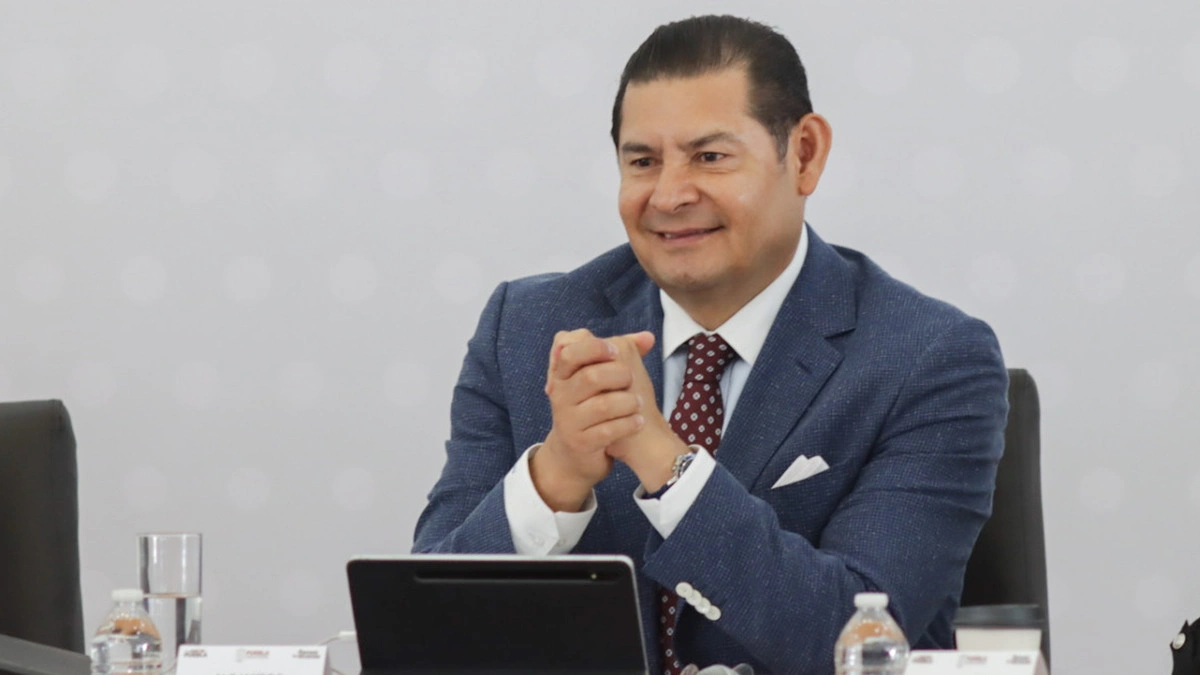 Armenta presenta la lista de dependencias con irregularidades en Puebla   