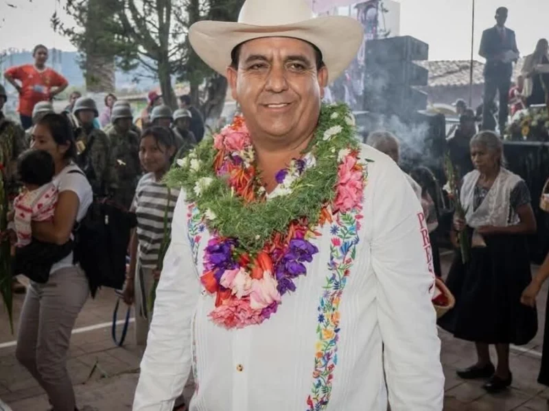 Renuncia edil prófugo de Ahuazotepec; su hijo sigue detenido