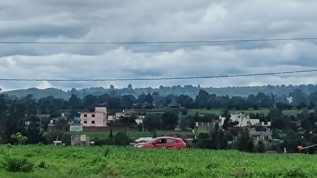 Abandonan un auto con posibles restos humanos y detonan explosivos en Coronango  