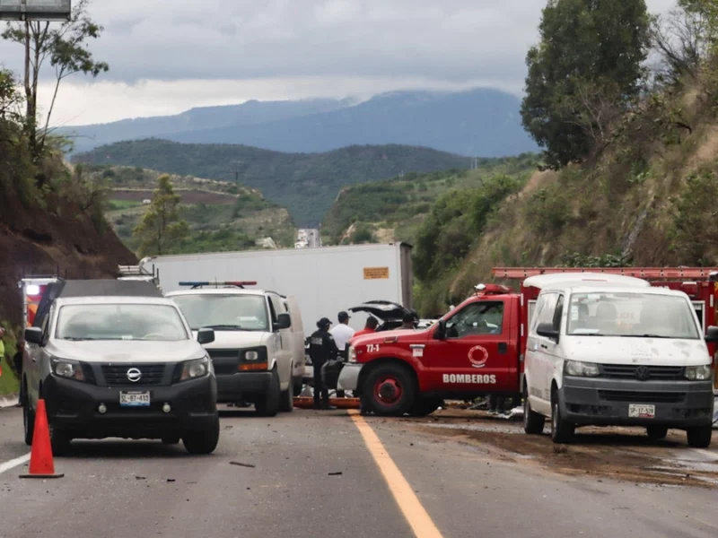 Muere una familia en accidente automovilístico sobre la autopista Siglo XXI