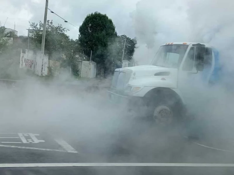 Cierran el Periférico Ecológico por fuga en una pipa de gas LP  