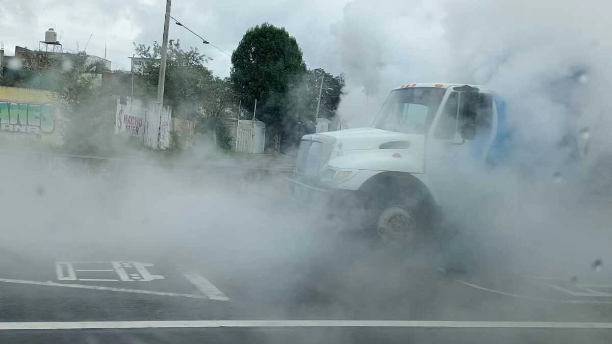 Cierran el Periférico Ecológico por fuga en una pipa de gas LP  