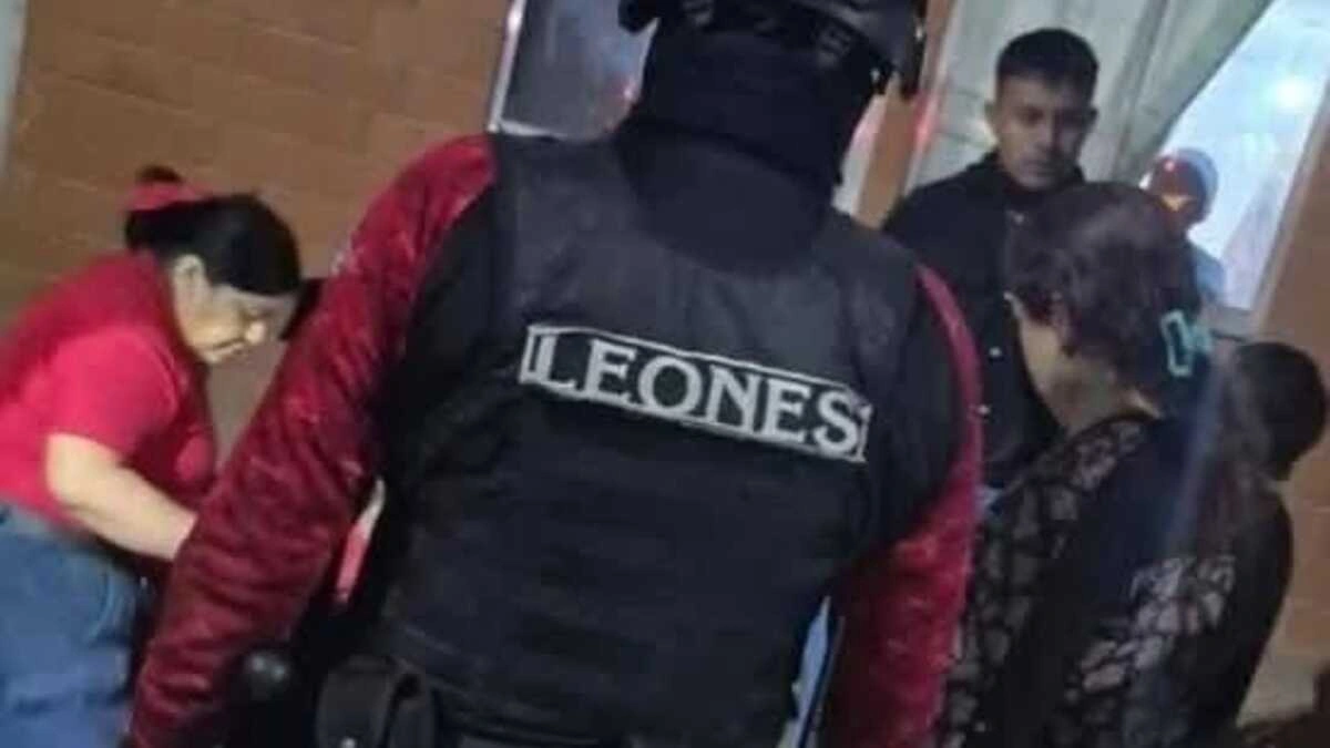 Hombre golpea a su esposa y luego se lanza desde la azotea en Tehuacán