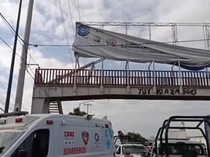 Hombre muere al caer de un puente peatonal en Tehuacán
