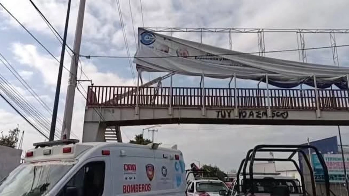 Hombre muere al caer de un puente peatonal en Tehuacán