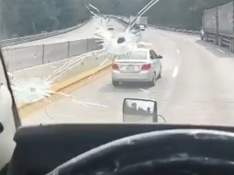 VIDEO: Chofer de tráiler resulta herido durante intento de asalto en la México-Puebla