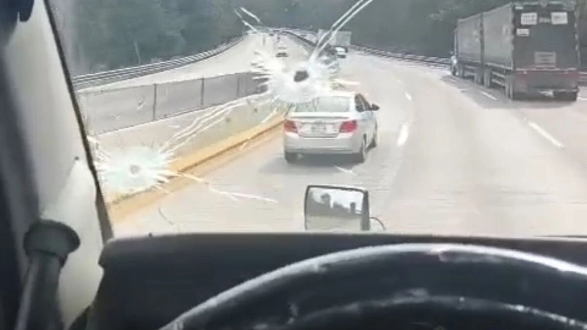 VIDEO: Chofer de tráiler resulta herido durante intento de asalto en la México-Puebla