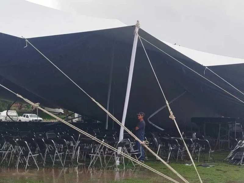 Cae lona al finalizar evento en Huehuetlán el Grande; una mujer resultó lesionada