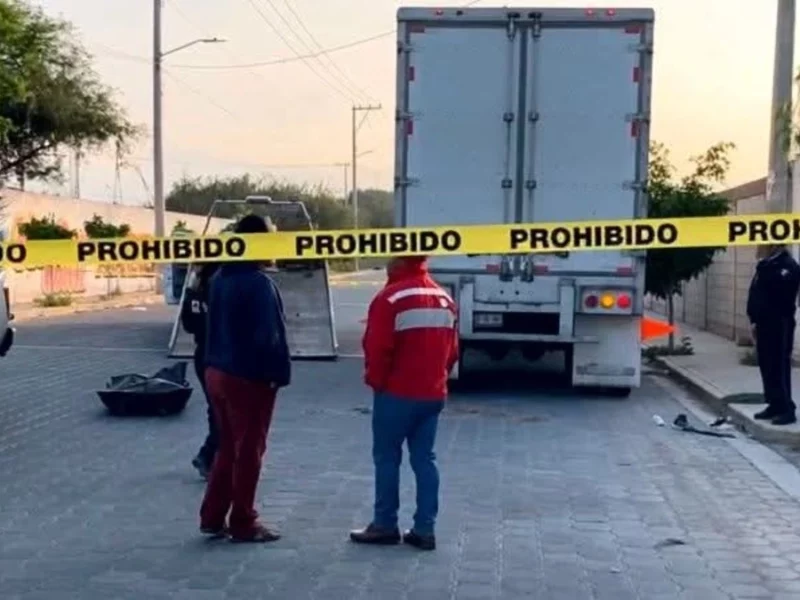Motociclista muere al chocar contra la caja de un tráiler en Tehuacán