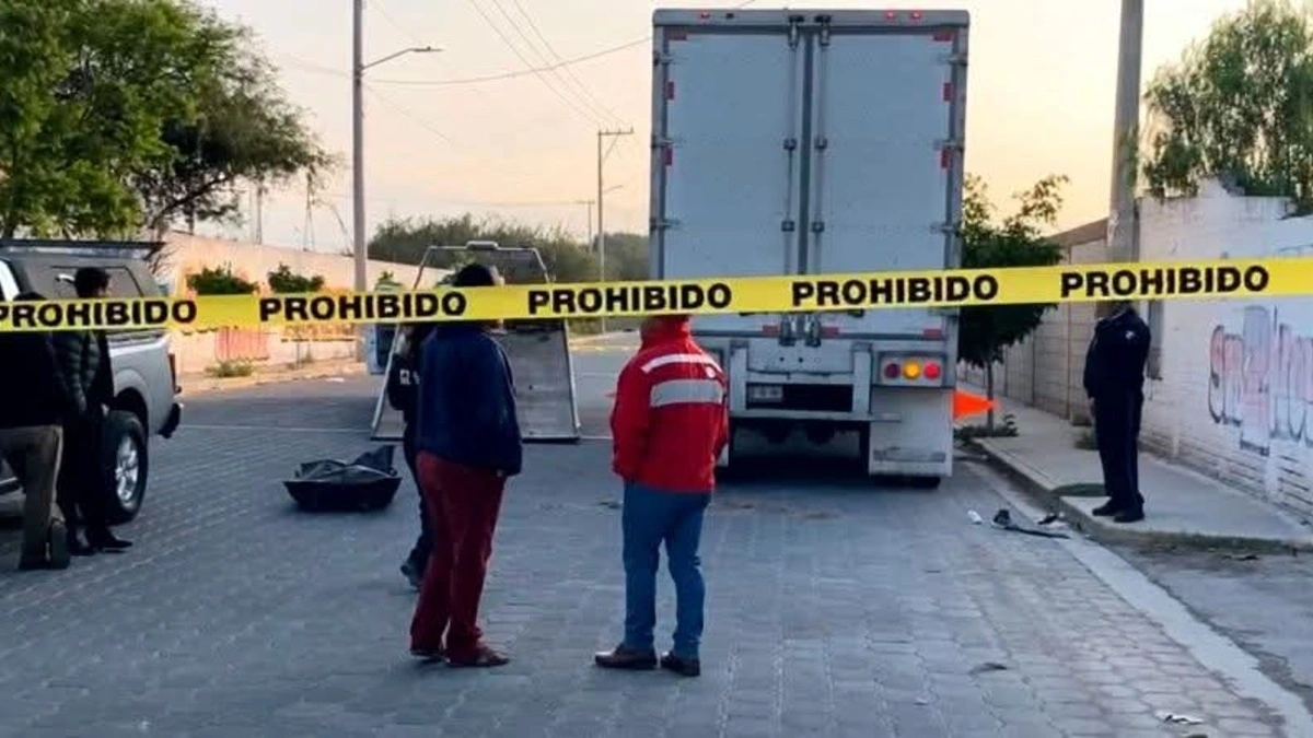 Motociclista muere al chocar contra la caja de un tráiler en Tehuacán