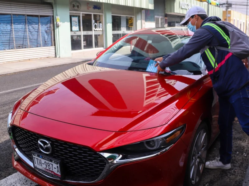 A diario multan a 230 poblanos en la zona de parquímetros