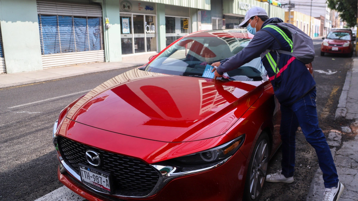 A diario multan a 230 poblanos en la zona de parquímetros